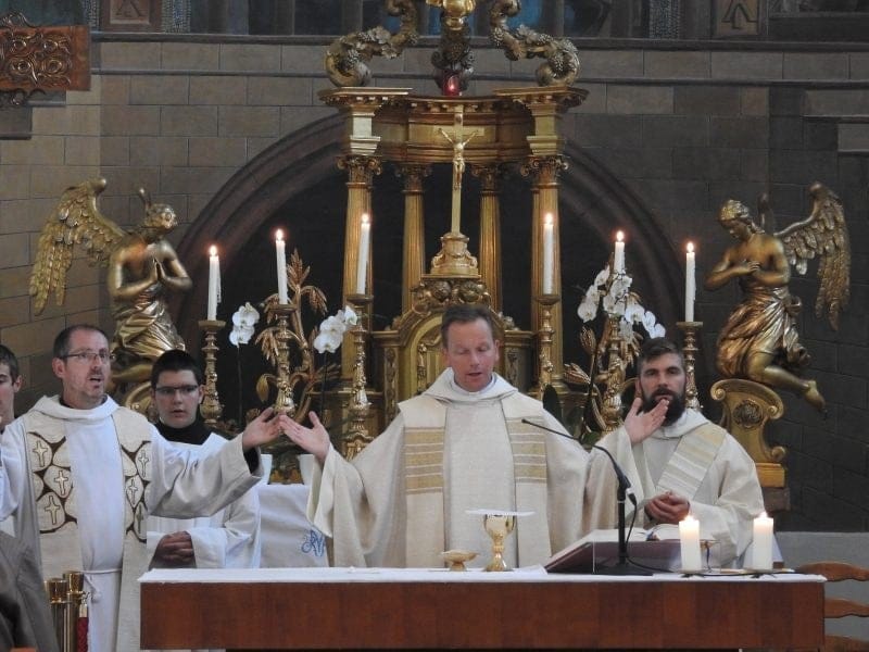 A veszprémvarsányi Szent Adalbert templomban Fábry Kornél mutat be szentmisét, balra Hortobágyi Arnold volt plébános, jobbra Szalai Zsolt Szervező lelkész asszisztálnak.