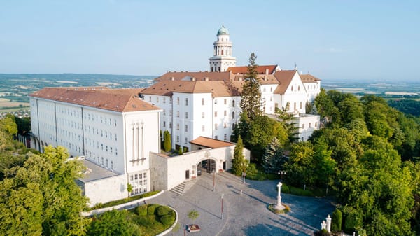 A pannonhalmi bencés monostor közzé tette az őszi-téli időszak rendhagyó liturgikus rendjét 2025. október 26-tól karácsonyig
