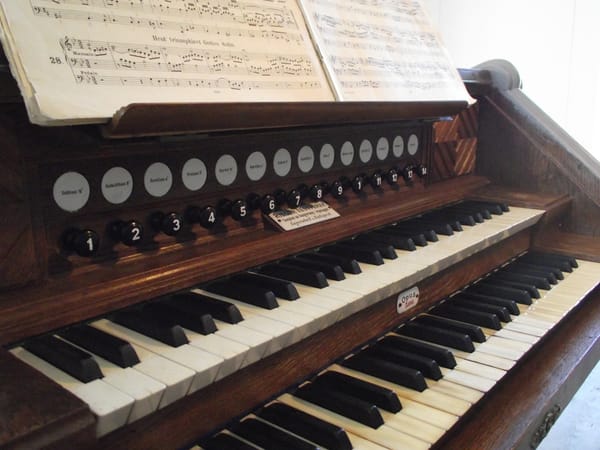 Nagy István orgonaművész improvizációja a lázi templomban